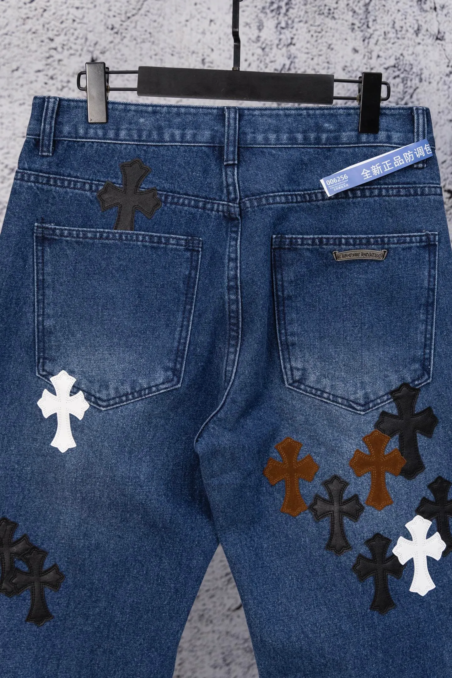 P260 CH Chromehearts limited edition three-color cross patchwork leather flame jeans, priced at 34W level, patchwork cross pattern embellishment, washed jeans! ! An absolutely high-end luxury product, a 1.9W-level god-level single product, a super popular product, made by top heavy industry, a magic weapon that cannot be missed! [About Zangyin] This is an extremely luxurious fashion brand that can also be called the aristocracy of the high street. It has always been an exclusive brand for some hipsters or rich second generations. Compared with ordinary high streets, it is more luxurious and noble. Compared with luxury brands, it is more fashionable and individual. It has always been a brand that I have a special liking for. [Top heavy industry fashion design] Consistently high-street luxury style. Speaking of this style, the Zangyin family and GU family are definitely the leading representative brands. Especially the Zangyin family has really achieved a state-of-the-art effect in creating high-street style. The unique washed material is used to create this style. The color system is already quite eye-catching. After it is decorated with patchwork cross flowers, it cleverly highlights the charm of the brand. Secondly, this style uses classic The high-waist cutting design highlights the long legs and fashionable temperament of the upper body. The brand is highly recognizable and the slim fit configuration is more suitable for daily wear. It is a product that interprets personality, fashion, and specifications at a glance. This single product is enough to make any fan excited. It can be a white T-shirt for a youthful college style, or a tight suspender for a royal style. It has strong matching ability and can be easily controlled by men.  [Materials and craftsmanship] Needless to say, this point goes without saying. As an excellent craftsman brand, Zangyin’s requirements for details and craftsmanship are really perfect. The washed color of this model has gone through so many processes, not to mention the embellishment of denim appliques. It is also purely hand-made and sewn. Just like what they believe in, only hand-made things have soul and have the meaning of wear. A top-notch heavy-duty fashionable denim item, I look forward to your perfect interpretation! !  Color: blue Size: 28-36